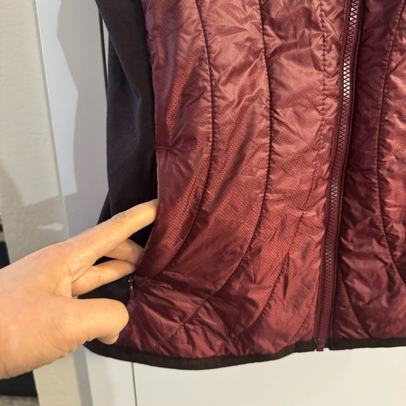 Athleta Vail Women’s Vest in Cherrywood Lightweight Puffer Size Medium - Picture 6 of 9
